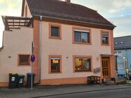 !Neuer Preis! Umfangreich modernisiertes vermietetes Zweifamilienhaus zentral gelegen in Illingen - Illingen (Saarland)