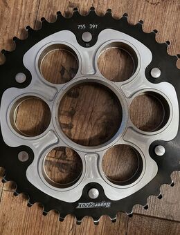 Absolut neuwertiges SuperSprox-Kettenrad RST-755 mit 39 Zähne für 520er Kette von Stealth, war für Übersetzungsänderung bei Ducati 950 Supersport geplant, VKP im August 2022: 109,- €; 77 € inkl. Versand innerhalb von Deutschland - Unterleinleiter