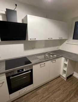 neubauartige, kernsanierte 2,5-Zimmer-Erdgeschosswohnung mit Balkon - Neumünster