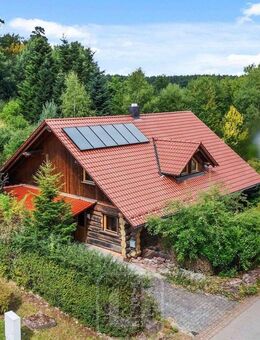 Natur trifft Lebensart | Blockhaus auf sonnigem Eckgrundstück mit Garten & Carport | Kaminofen - Bad Teinach-Zavelstein