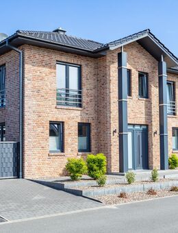 Neuwertige, moderne Stadtvilla mit großer Garage, Carport und Garten - Löningen