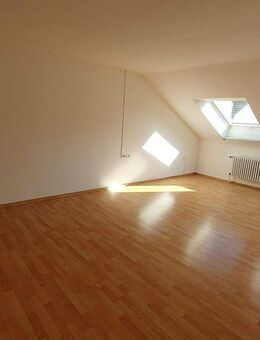 Helle Dachgeschosswohnung in Stuttgart-Hofen ab sofort frei, teilmöbliert - Stuttgart