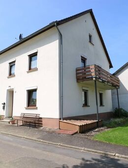 Einfamilienhaus mit Nebengebäude in Zerf - Zerf