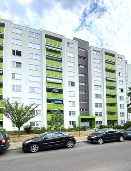 **MODERNISIERTE 2,5 ZIMMER ERDGESCHOSSWOHNUNG MIT BALKON UND NEUEM DUSCHBAD** - Berlin