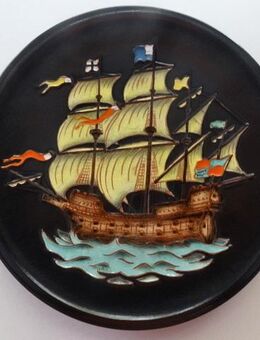 Karlsruher Majolika, Wandteller mit Segelschiff, von Keramikmaler Erwin Gerst, Nr. 4930 - Königsbach-Stein