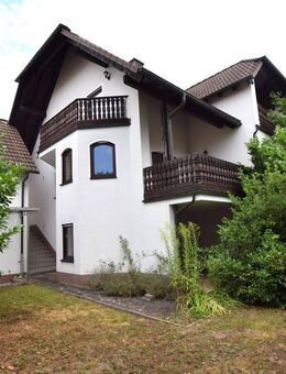 freistehendes 2-Familienhaus mit Doppelgarage, Werkstatt und großem Garten - Schwanstetten