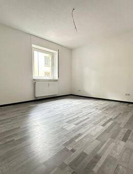Sofort frei und frisch renoviert: Zentrale, ruhig gelegene 3-Zimmer Erdgeschosswohnung mit zusätzlichem Extra-Zimmer im DG! - Göppingen