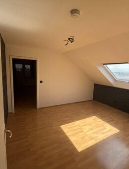 2-Zimmer DG mit 47m², Südbalkon und Kfz Stellplatz - Sachsenheim