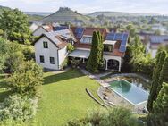 Idyllischer Wohncharme: Gehobene Villa mit schön angelegtem Garten und Naturpool - Weinsberg