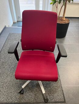Roter Bürostuhl mit Rollen - Schwaigern