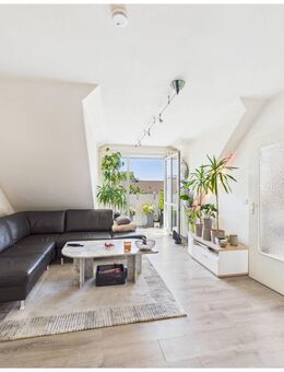 Helle Dachgeschosswohnung mit Studio und zwei Balkonen - Urbanes Wohnen in bester Lage - München