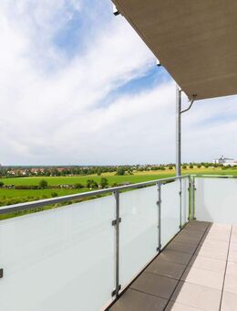 ERSTKLASSIG UND EINZIGARTIG // 3-Raum-Wohnung mit Südbalkon, Weitblick & PKW-Stellplatz - Schkeuditz