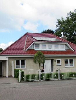Topgepflegte 2-Zimmer Single-Oberwhg. in 2-Fam.haus m. EBK, Carport u. Gartenteil - Cappeln (Oldenburg)