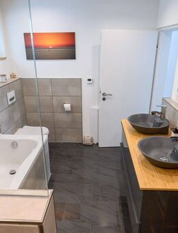 **Top modernisierte 3,5-Zi-Whg, 92m² Wfl., EBK, Balkon, TG-Platz in Höfen** - Höfen (Enz)