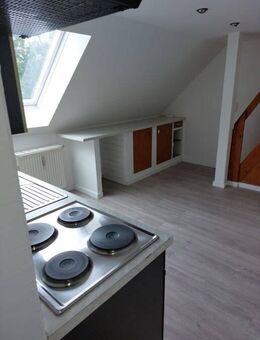 kleines Dachgeschossappartement, Küche, Einbaumöbel, ruhige Nebenstraße, Mietergarten - Oberlungwitz