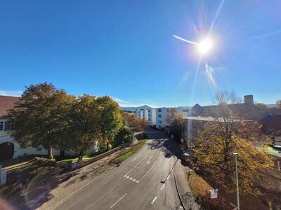 Dachgeschosswohnung mit Ausblick - 3,5 Zimmer im A+ Haus