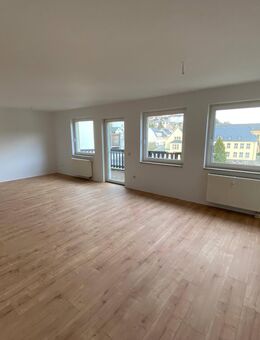 Exklusive 3-R-Dachgeschosswohnung zentrumsnah mit Aufzug und Balkon!! - Greiz