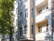 Attraktive Altbau-Kapitalanlage im Reuterkiez: 2-Zimmer-Wohnung mit zwei Balkonen - Berlin