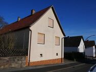 Einfamilienhaus mit 2 Garagen und Garten mit überdachtem Freisitz - Burkardroth