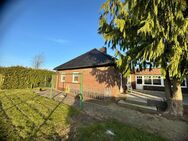 Einfamilienhaus mit Einl.-Wohnung, Lager u. Garagen auf 2.100 m² Eigenland in Lübeck-Niederbüssau - Lübeck