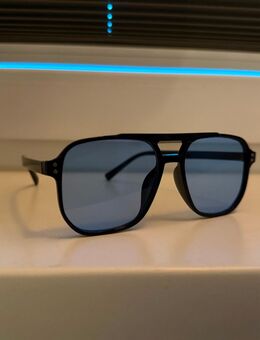 😎 Blaue Fashion-Sonnenbrille – Moderner Look mit transparentem Rahmen - Langenberg
