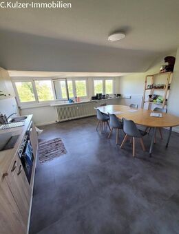 Möbliertes Einzelzimmer mit 18,40 m² in 5er WG frei, in großer DG-Wohnung - im Zentrum von Lörrach - Lörrach