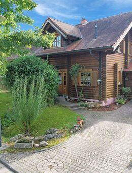 Familienfreundliches Holzhaus aus finnischem Qualitätsvollholz - großer Garten, Sauna & Kamin - Saulheim