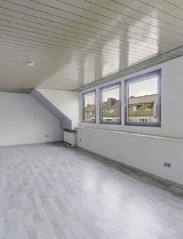 Düsseldorf-Derendorf: Charmante 2-Zimmer-Altbauwohnung mit ausgebautem Dachboden und XL-Dachterrasse - Düsseldorf