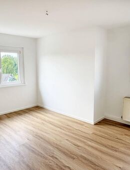 Erstbezug nach Sanierung! Charmante 3-Zimmer-Altbauwohnung mit Vesteblick, Einbauküche und Stellplatz in Rödental - Rödental