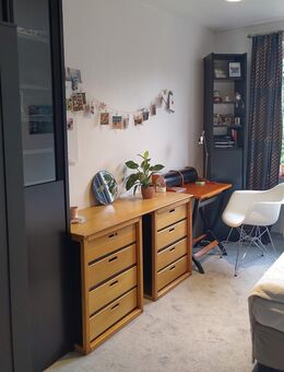 Bewohnerin, 18-29 Jahre alt, für 1 möbliertes WG-Zimmer 10 qm, ruhige Lage, in 4-Zimmer Wohnung - Hamburg