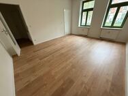 Modernes Laminat - Bad mit Wanne + sep. Küche - Chemnitz
