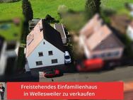 Freistehendes Einfamilienhaus mit langer Garage, Keller und Garten in Wellesweiler - Neunkirchen (Saarland)