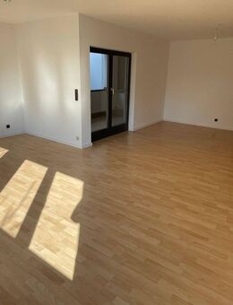 Großzügige und gepflegte 3-Zimmer-Wohnung mit Loggia in Feucht - Feucht