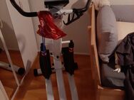 SPORTNOW STEPPER mit 12 Widerstandsstufen, LCD-Anzeige, 2 Rollen, 80 cm x 61 cm x 134 cm, Weiß + Schwarz - Norderstedt