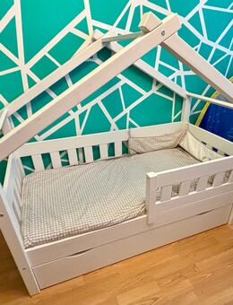 Kinder Hausbett 140x70 mit Matratze und Schublade - München