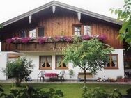 Viel Platz - viele Varianten möglich: Großes Einfamilienhaus mit Einliegerwohnung in Traumlage - Rohrdorf (Bayern)
