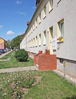 Schöne 2-Raum-Wohnung mit großer Küche und großem Bad - Oschersleben (Bode)
