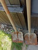 Diverses altes Gartenwerkzeug-Bau-Schaufel, Sandschaufel Holzstiel-Sichel, Säge, Stemmeisen, Spitzeisen, Rechen, in 04356