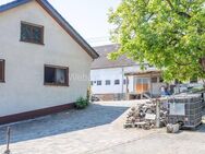 Freistehendes, ausbaufähiges Bauernhaus mit 3 Wohneinheiten + Nebengebäude (Stallungen, Scheune) - Much