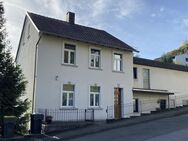 Ein-Zweifamilienhaus mit Bungalow-Anbau und 4 Garagen - Werdohl