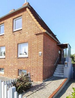 Charmante Doppelhaushälfte auf Erbpachtgrund mit großem Garten und Gestaltungspotenzial - Lübeck