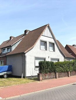 Verwirklichen Sie Ihren Wohntraum: Doppelhaushälfte mit Entwicklungspotenzial und Garten in Heide - Heide