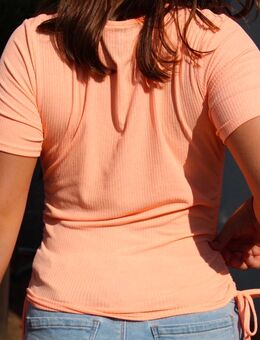 Enganliegendes Shirt für Mädchen, etwa Zehnj. Apricot, Größe 146/152 (S) - Kitzingen