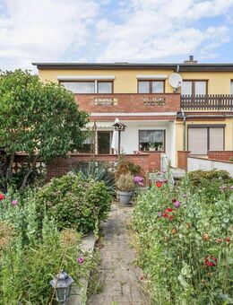 Reihenmittelhaus in Güstrow: vollunterkellert mit Kamin, Terrasse, 2 Garagen und in ruhiger Wohnlage - Güstrow