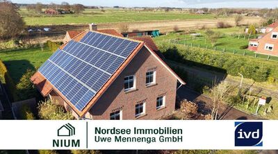 GEPFLEGTES FRIESENHAUS MIT DIVERSEN NEBENGEBÄUDEN UND PHOTOVOLTAIK-ANLAGE.