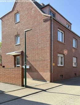 Mehrfamilienhaus + Garagen + 747 m² großes Grundstück zu verkaufen - Hürth