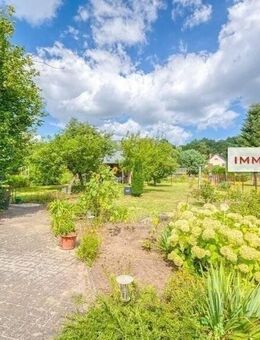 IMMOBERLIN.DE - Sympathisches Haus mit großzügigem Garten, Nebengebäude + Ausbaupotential in familiärer Lage - Hennigsdorf
