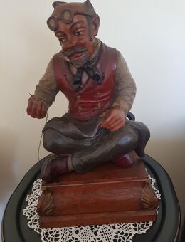 Handgeschnitzte sitzende Schneiderfigur - Alfter