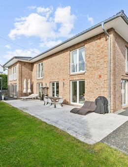 Exquisite Stadtvilla in Bad Boll - luxuriöses Wohnerlebnis mit Swim-Spa und großzügiger Terrasse - Bad Boll