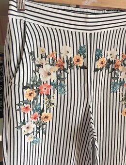 NEU * Edel * stylisch * Blumen * Blüten * Flower- Power * Marine * Navy * Sailor * Maritim * Streifen * Dreiviertel * 7/8 * Culotte * Hose "VERO MODA" Gr. 36- 38/ S * schwarz * weiß * bunt * - Riedlingen